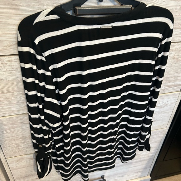 Michael Kors black & white striped blouse a V-neck and button placket detail - Picture 5 of 6